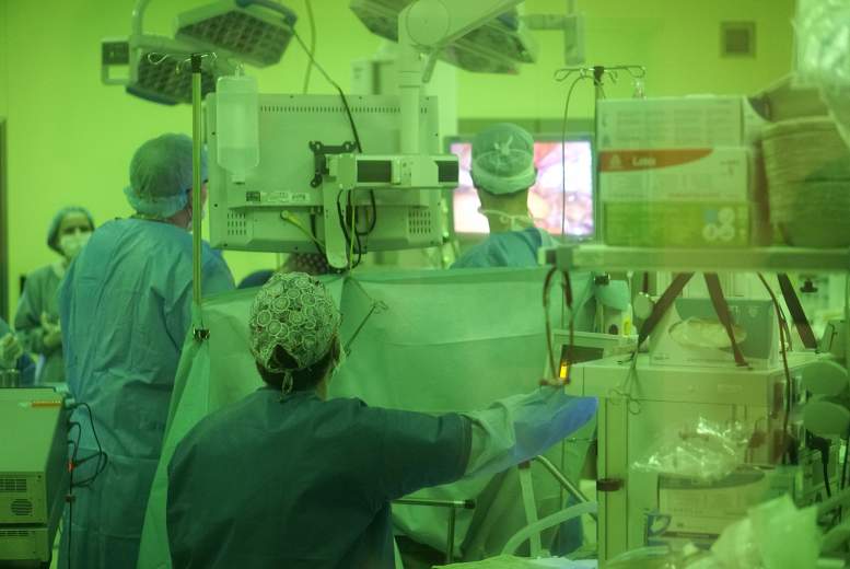 Pasaules līmeņa ginekologi no Francijas un Krievijas Austrumu slimnīcā veikuši sarežģītas operācijas