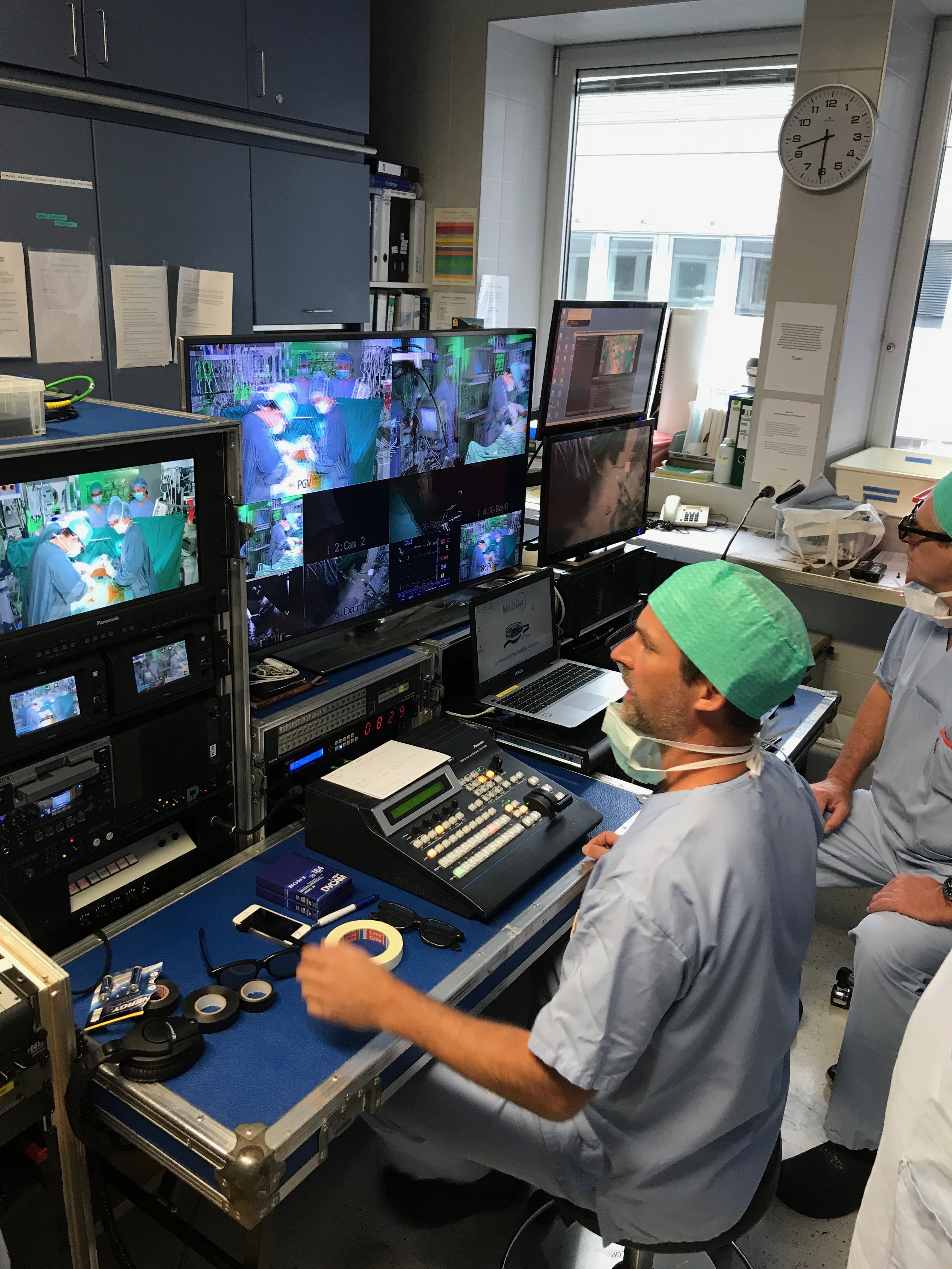 Meistarklašu operācijas veic pazīstamākie Eiropas sirds ķirurgi  no Vācijas, Šveices, Austrijas,  Itālijas u.c., operāciju zālēs tiešraidē  filmē profesionālu operatoru komanda un pārraida uz konferenču zāli,  kur to 3D brillēs skatās dalībnieki. Paralēli