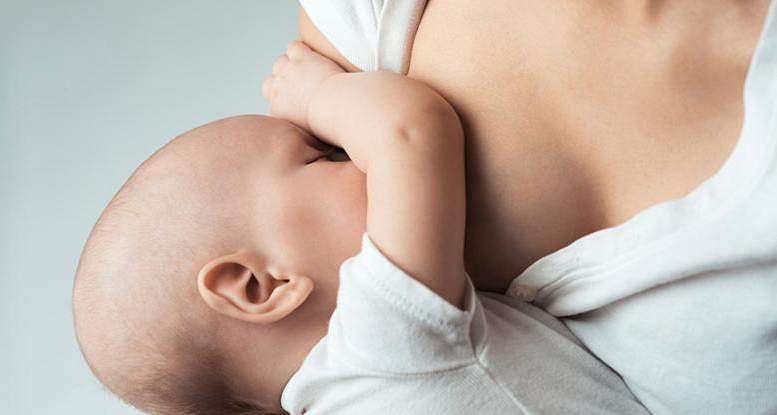 Mātes svars pirms grūtniecības ietekmē zīdaiņa augšanas reakciju uz mātes pienu