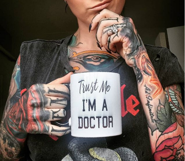 Pasaulē tetovētākā ārste. Kā drīkst izskatīties ārsts?