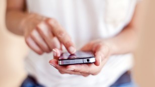 Viedtālruņu lietošana saistīta ar smagākām galvassāpēm