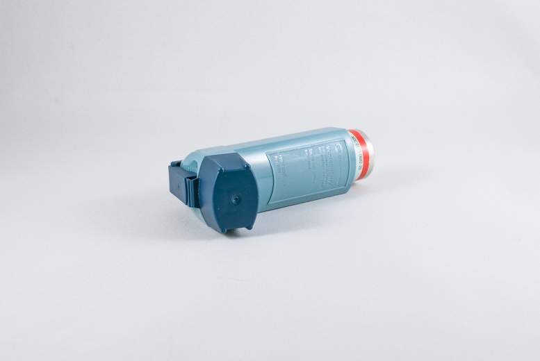 Trīs medikamentu terapija droši samazina smagas astmas uzliesmojumus