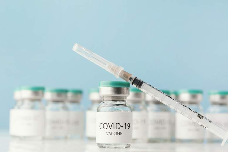 FDA atļauj Pfizer-BioNTech Covid-19 vakcīnas revakcināciju 65 gadus un vairāk gadu veciem cilvēkiem un riska grupām