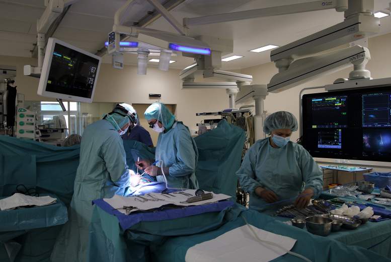 Bērnu slimnīcā atklāta kardioķirurģijas hibrīdoperāciju zāle