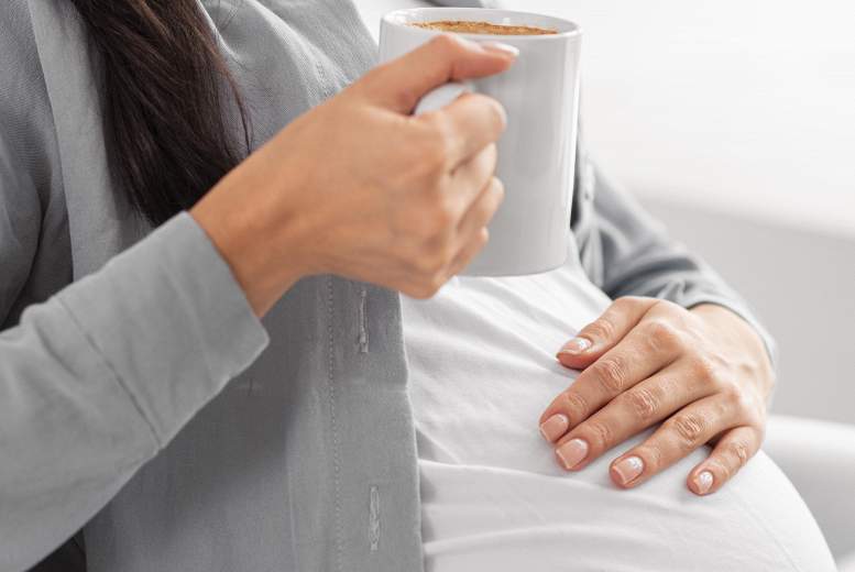 Mērens kofeīna daudzums grūtniecības laikā nav saistīts ar veselības riskiem