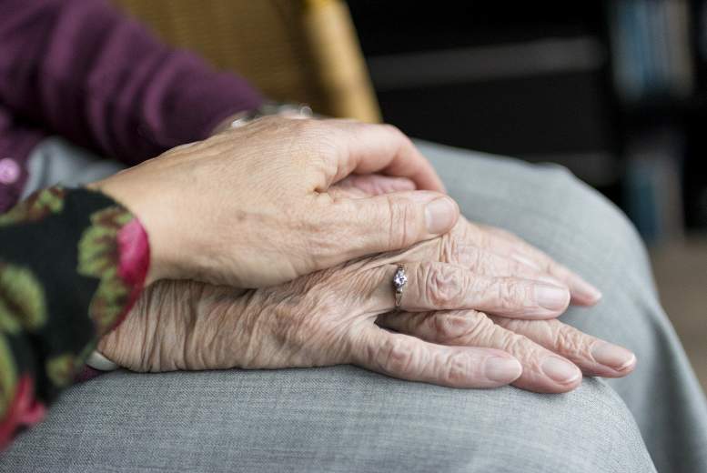 Kā sociālā atbalsta trūkums ietekmē senioru, kurš dzīvo viens?