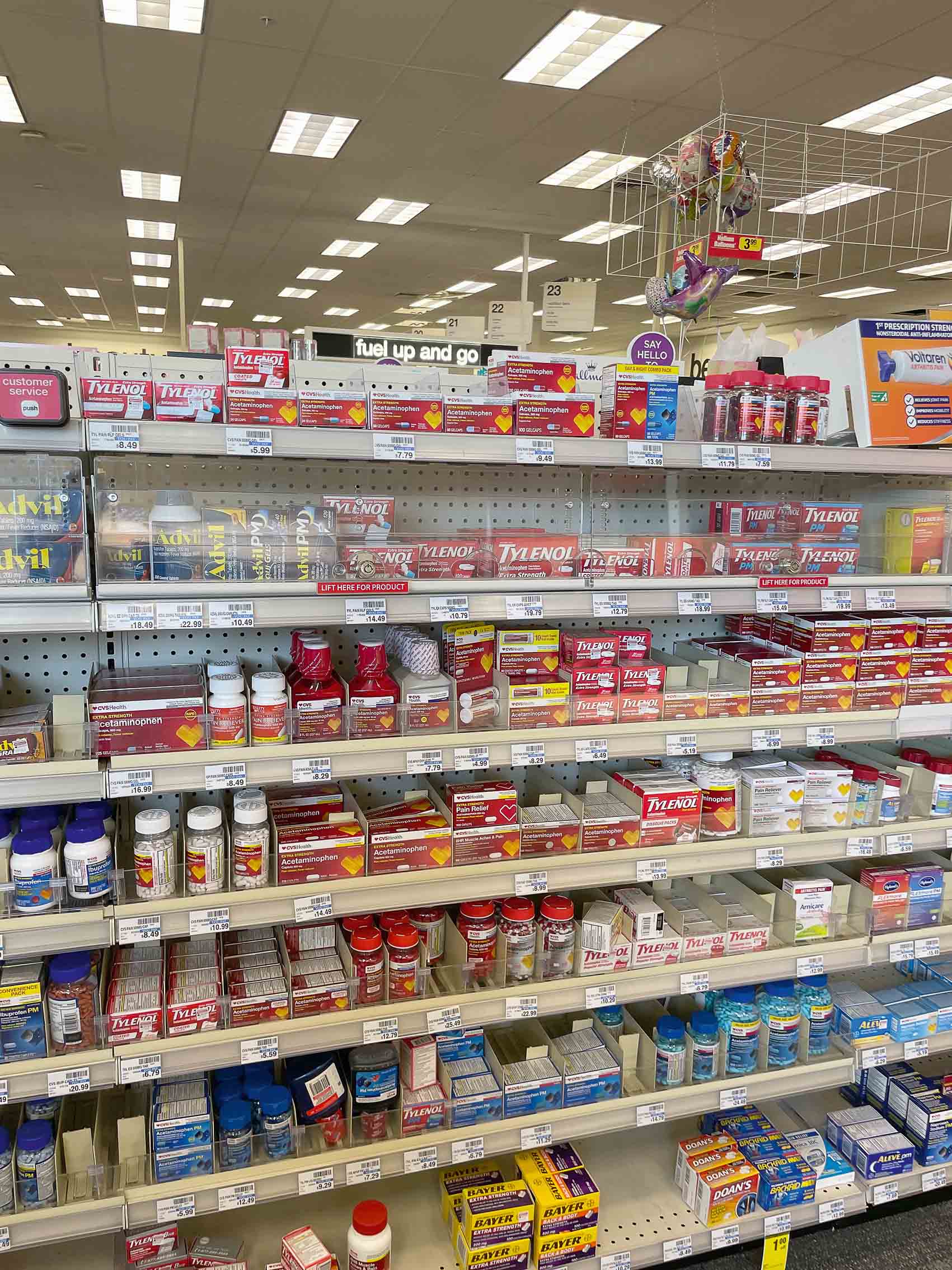Stendi Walgreens veikalā ar ibuprofēna un paracetamola “šķirnēm”, kas latvietim rada apmulsumu