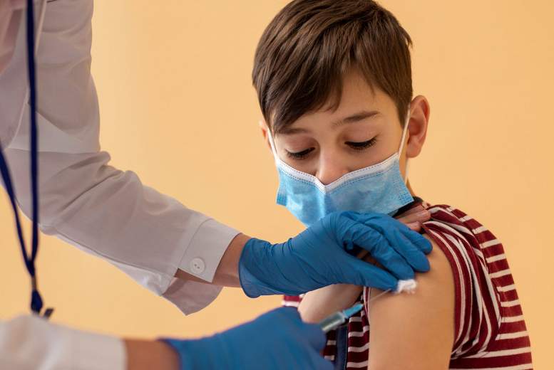 No 3 mēnešiem uz 6 nedēļām saīsināts Covid-19 vakcīnu intervāls 5-11 gadus veciem bērniem