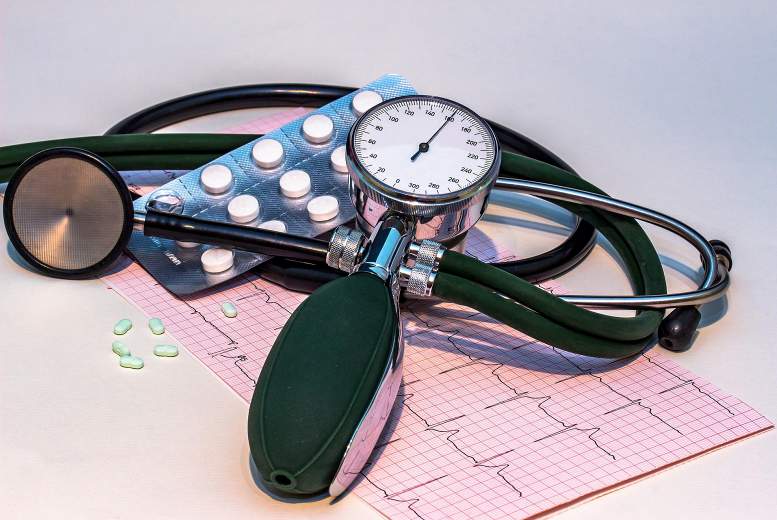 Klīniskie ieguvumi intensīvai asinsspiediena mazināšanai pacientiem virs 60 gadu vecuma