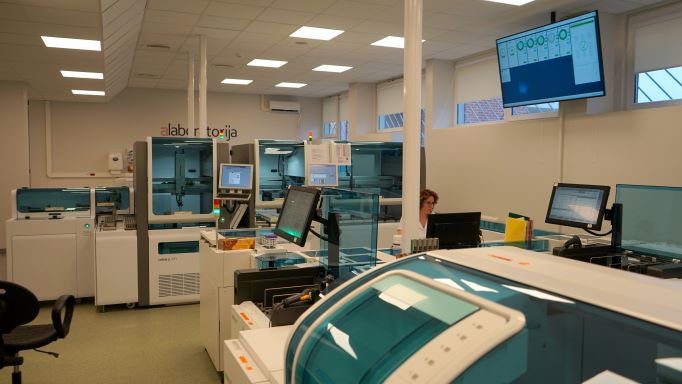 Rīgas Austrumu slimnīcā - Latvijā pirmā pilnībā automatizētā laboratorijas iekārtu līnija
