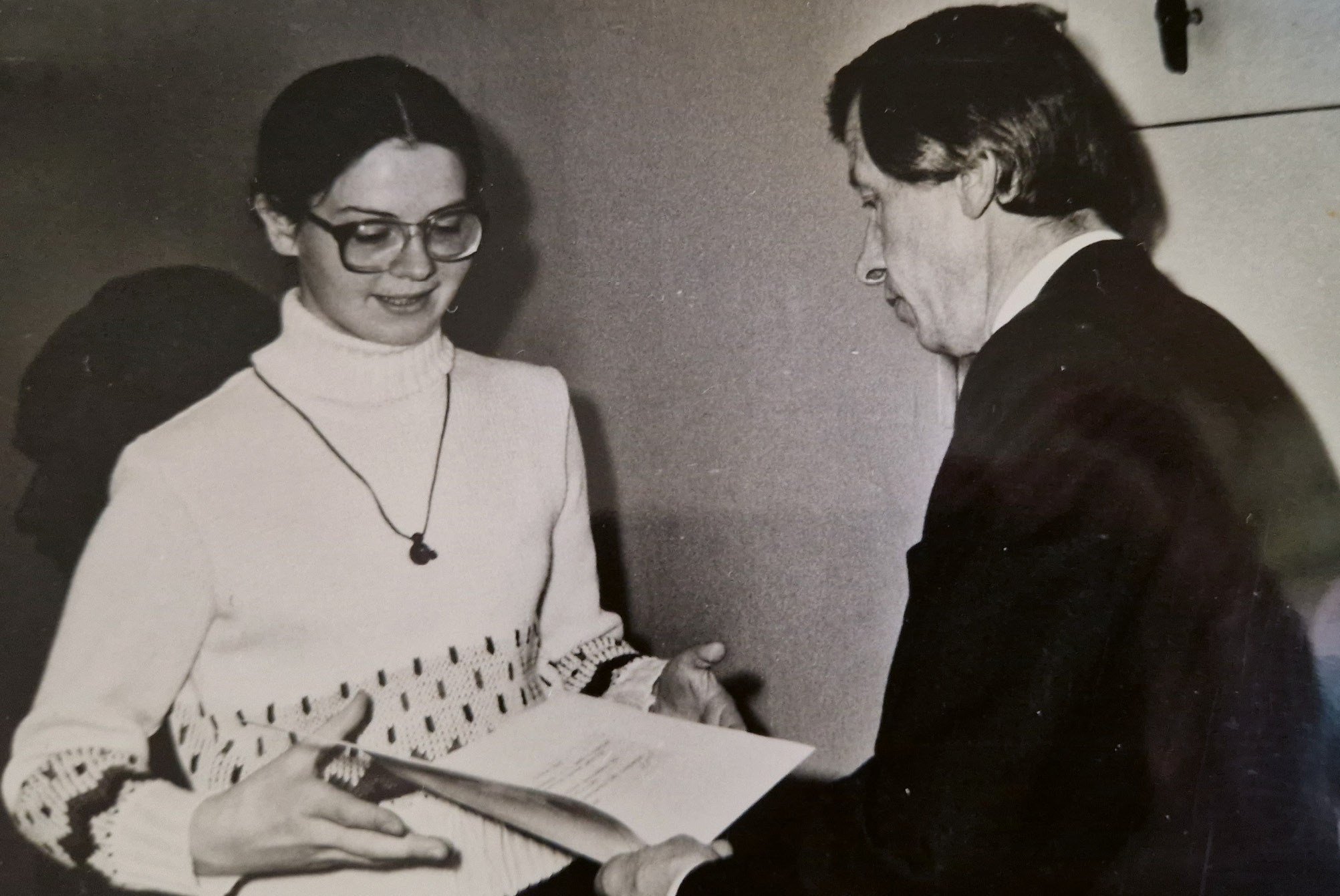 Ceturtā kursa studente. Zinātniskajā konferencē, saņemot diplomu no prof. Jura Lejas, 1984. gads