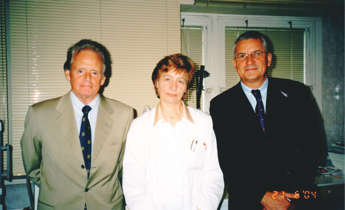 Ar prof. Meinhard Classen (pirmais no kreisās), kad viņš viesojās Rīgā. Prof. Classen pirmais Eiropā sāka endoskopiskās papillotomijas, Dr. Anita Lapiņa pirmā Latvijā