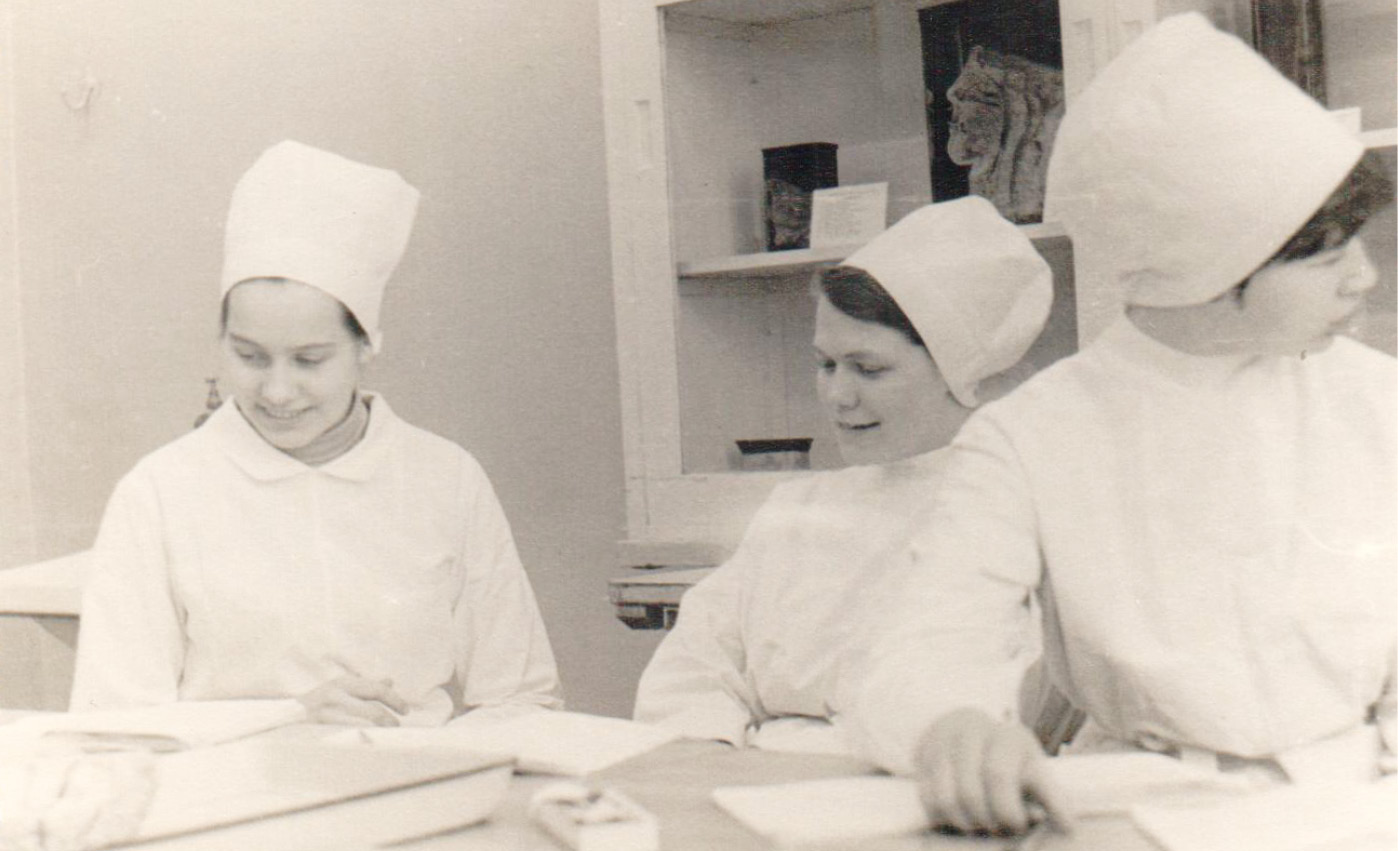 Anita Lapiņa (pirmā no kreisās) — pirmā kursa medicīnas studente