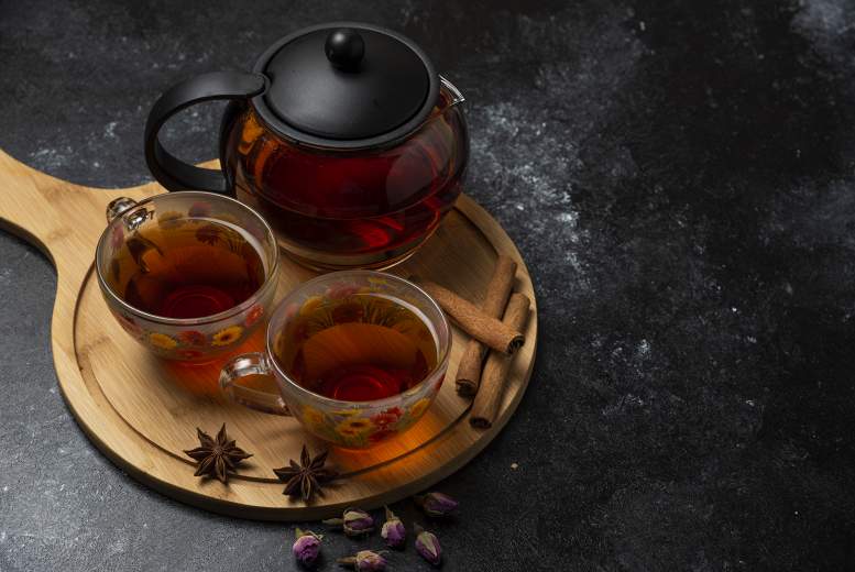 Uzliec tējkannu! Kā melnā tēja (un citas iecienītākās) var palīdzēt veselībai?