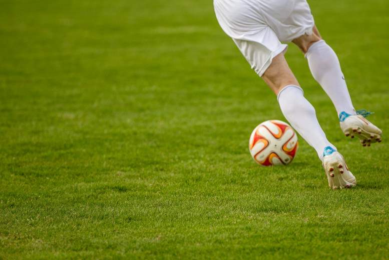 Kādi faktori ietekmē futbolista traumu risku?