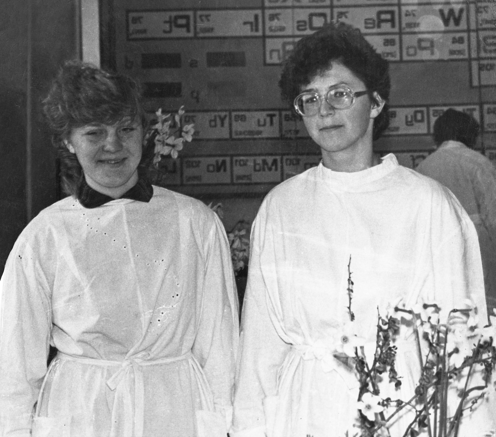 Anna (attēlā pa labi) ķīmijas nodarbībās Rīgas Medicīnas institūtā 1987. gadā