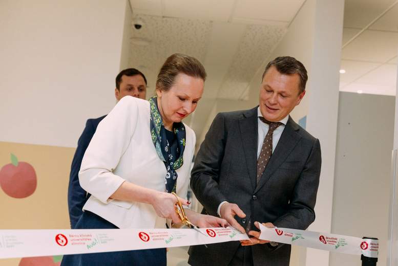 BKUS atjaunoto Dienas stacionāru atklāj veselības ministre Līga Meņģelsone un slimnīcas valdes priekšsēdētājs Valts Ābols
