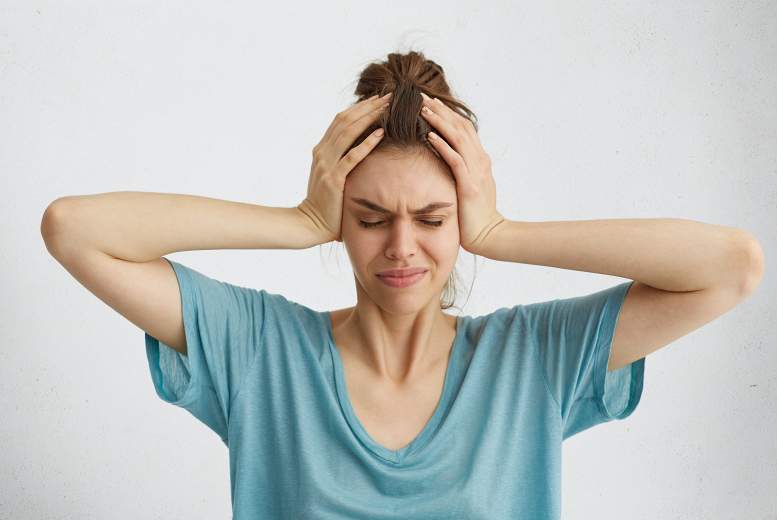 Migrēna menstruāciju laikā: zems estrogēna līmenis kopā ar augstāku CGRP līmeni var izraisīt migrēnas sākšanos