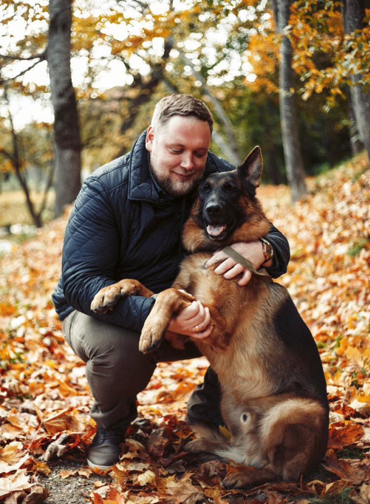 Brīvajā laikā ar suni Amberu. Šis rudens lapu sniegs uzņemts netālu no Liepājas — Latvijas mazākajā pilsētā Durbē