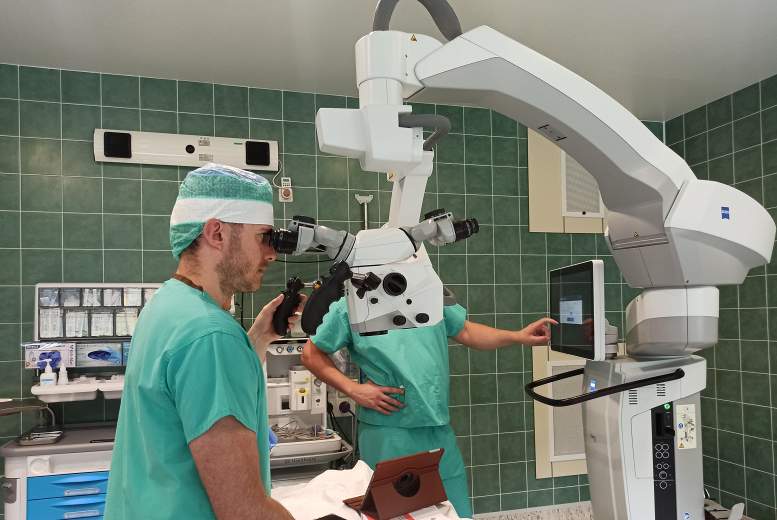 Vidzemes slimnīcā uzstāda īpašu operāciju mikroskopu mugurkaula ķirurģijai
