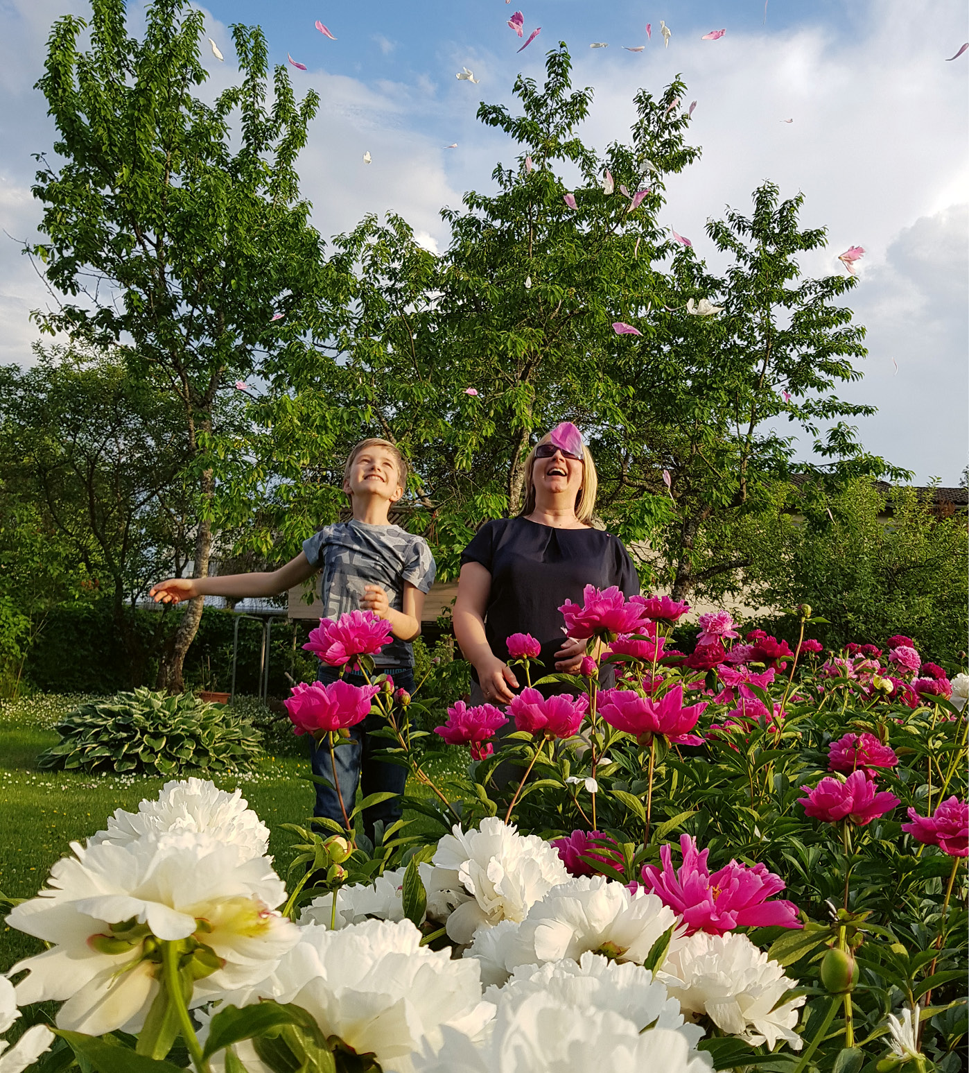 Dārzā Siguldā ar jaunāko dēlu Gustavu peoniju ziedēšanas laikā