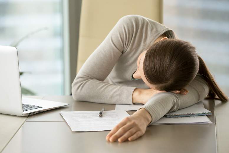 Sievietes daudz nopietnāk cieš no hroniska noguruma sindroma nekā vīrieši