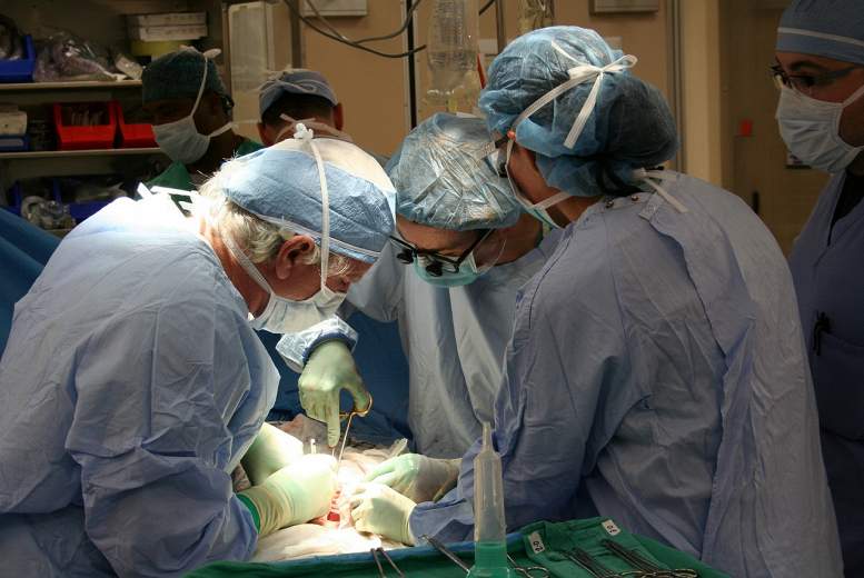 Mirstības risks pēc ķirurģiskas intervences pacientiem ar kardiovaskulāru notikumu anamnēzē