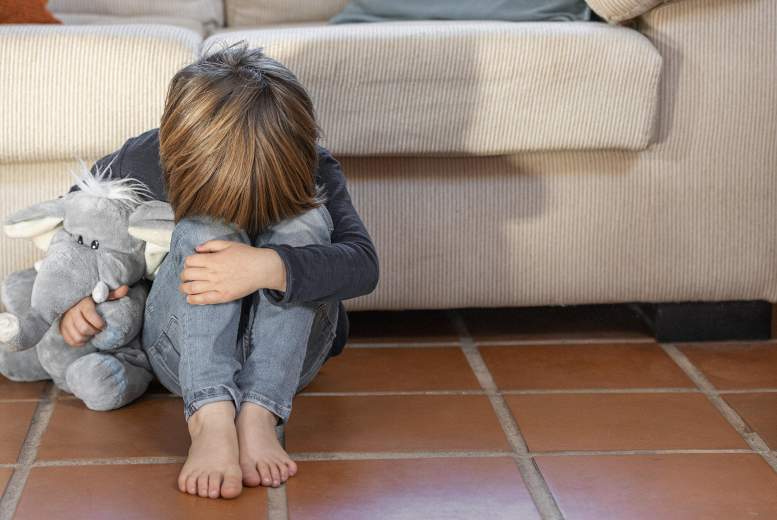 Traumas bērnībā palielina hronisku sāpju risku pieaugušā vecumā