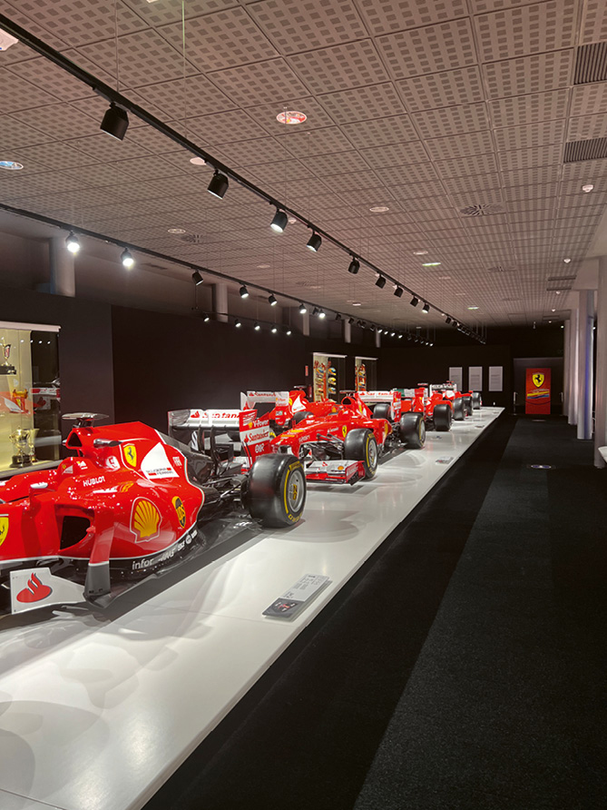 Fernando Alonso muzejs (Museo y Circuito Fernando Alonso) Ovjedo. Fernando Alonso ir dzimis un audzis šajā pilsētā! Vēl joprojām 42 gadu vecumā brauc F1 autosacīkstēs