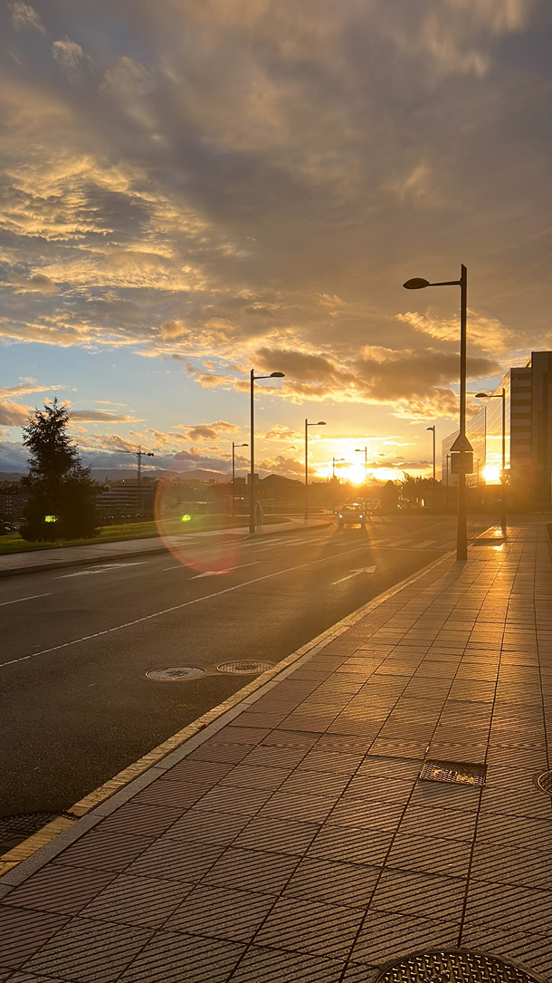Ceļš mājup saulrietā no Hospital Universitario Central de Asturias