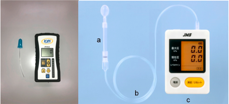 Pa kreisi IOPI PROTM modelis 3.1. un pa labi JMS mēles spiediena mērīšanas iekārta TPM – 01 modelis [17]
a – ar gaisu pildīts balons ar silikona caurulīti; b – gaisa pārvades vads; c – mērinstruments ar displeju