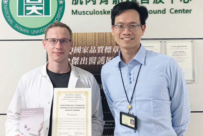 Kopā ar prof. Chueh-Hung Wu — saņemot sertifikātu un viņa sarakstīto grāmatu