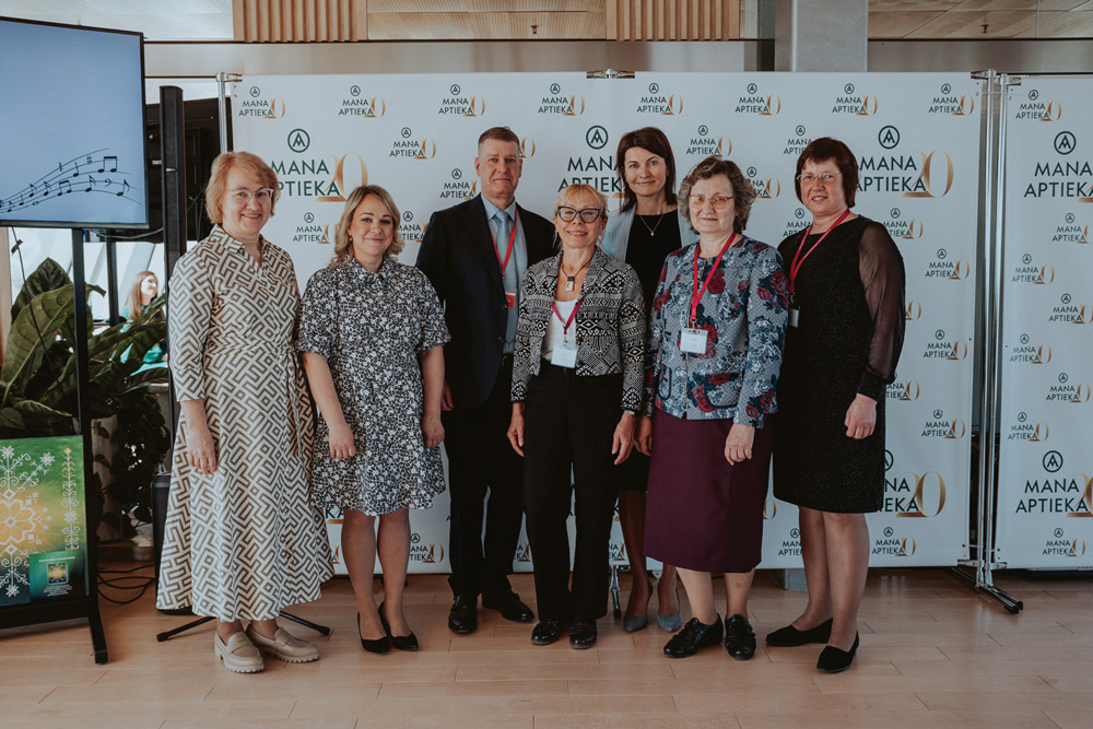 Ar kolēģiem no Aptieku biedrības un aptieku apvienības Mana aptieka: Anita Ozoliņa, Aiga Zariņa, Jurijs Gladiševs, Inguna Ģērmane, Agnese Ritene, Ilona Rūķe un Ilze Goldberga