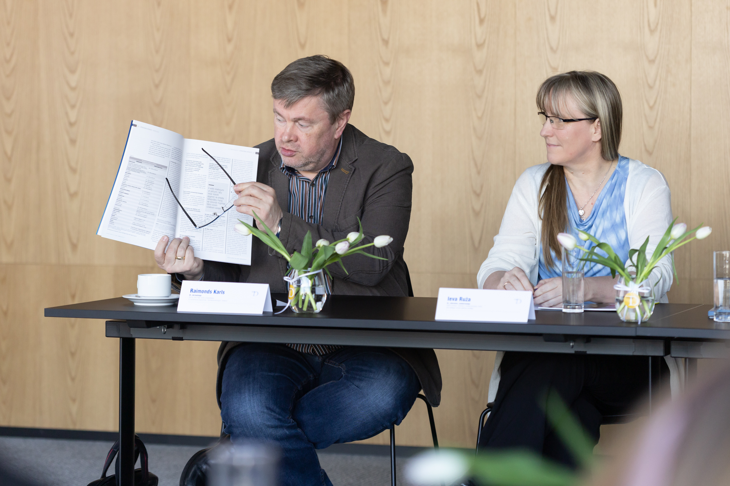 Dr. Raimonds Karls: “Ko meklēju Latvijas medicīnas medijos? Praktiskumu! Burvīgs
piemērs — raksts par migrēnu. Re, kur saraksts ar medikamentiem, kādi pieejami Latvijā”
Dr. Ieva Ruža: “Man patīk, ka žurnālā Doctus ir kopsavilkumi no pētījumiem ar mūsu kolēģu komentāriem”
