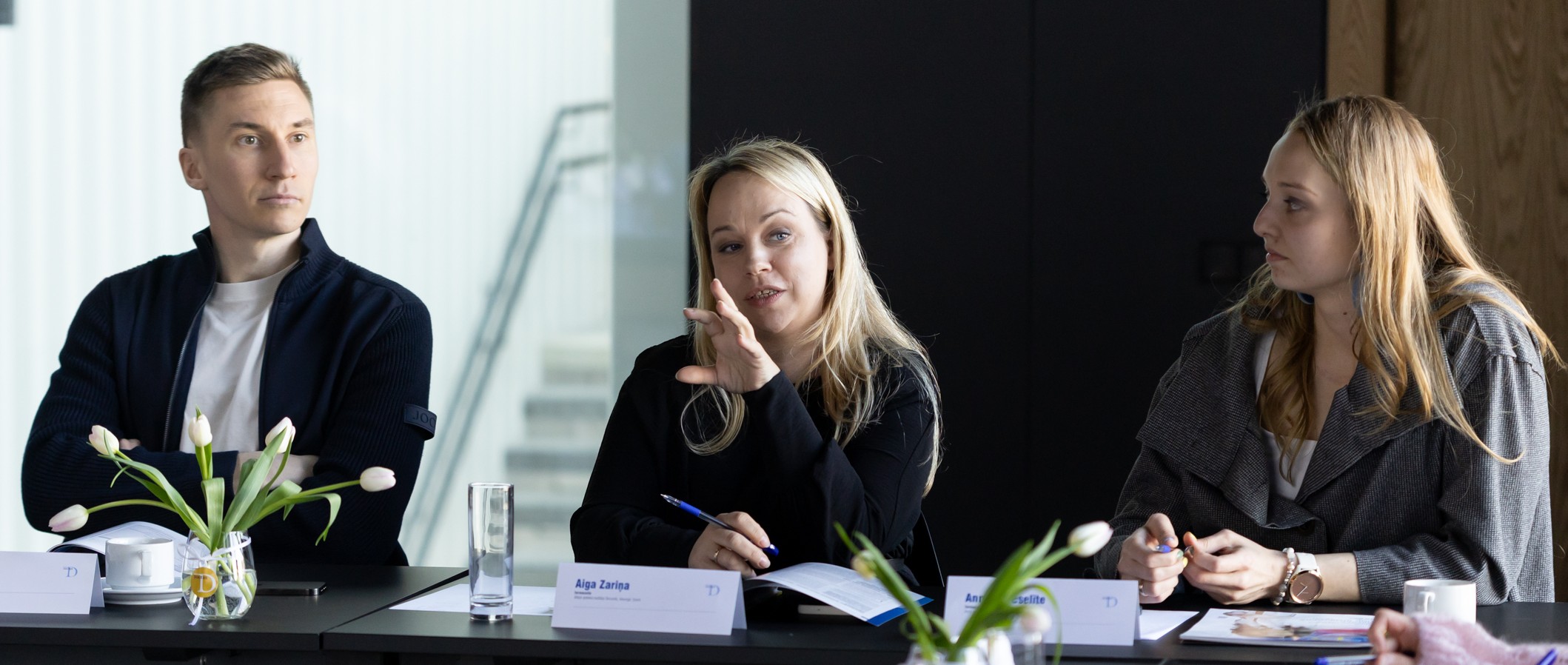 Aiga Zariņa (centrā): “Doctus raksturošu ar diviem vārdiem: kvalitāte un profesionalitāte”
Annija Dvēselīte: “Baudāmi paņemt rokās un lasīt”
Dr. Kārlis Stirāns: “Varu braukt vilcienā, varu būt savā kabinetā, pieņemšanā un ātri Doctus portālā atrast informāciju”