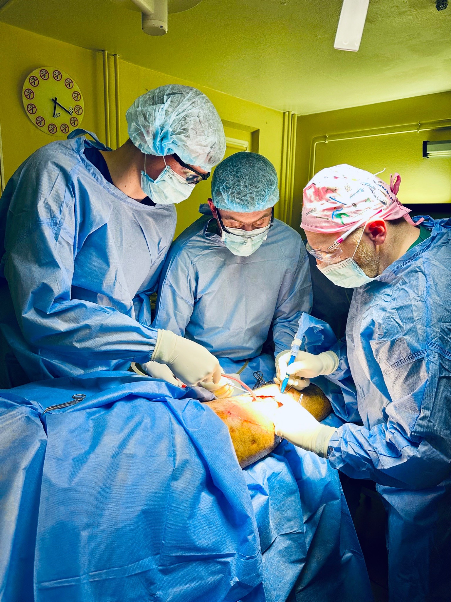 Otrais posms augšstilba kaula distālās trešdaļas rekonstrukcijā pēc Masqulet tehnikas Ivanofrankivskā 2024. gada decembrī: (no kreisās) medicīnas students Kristiāns Patrijuks, Dr. Mykola Pylypiv,
Dr. Mārtiņš Malzubris