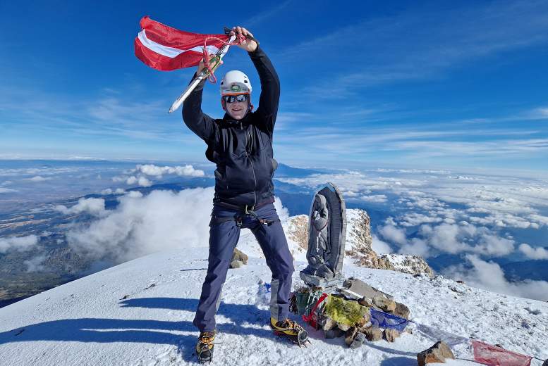 Ziemeļamerikas augstākā vulkāna Orizaba (5636 m) virsotnē