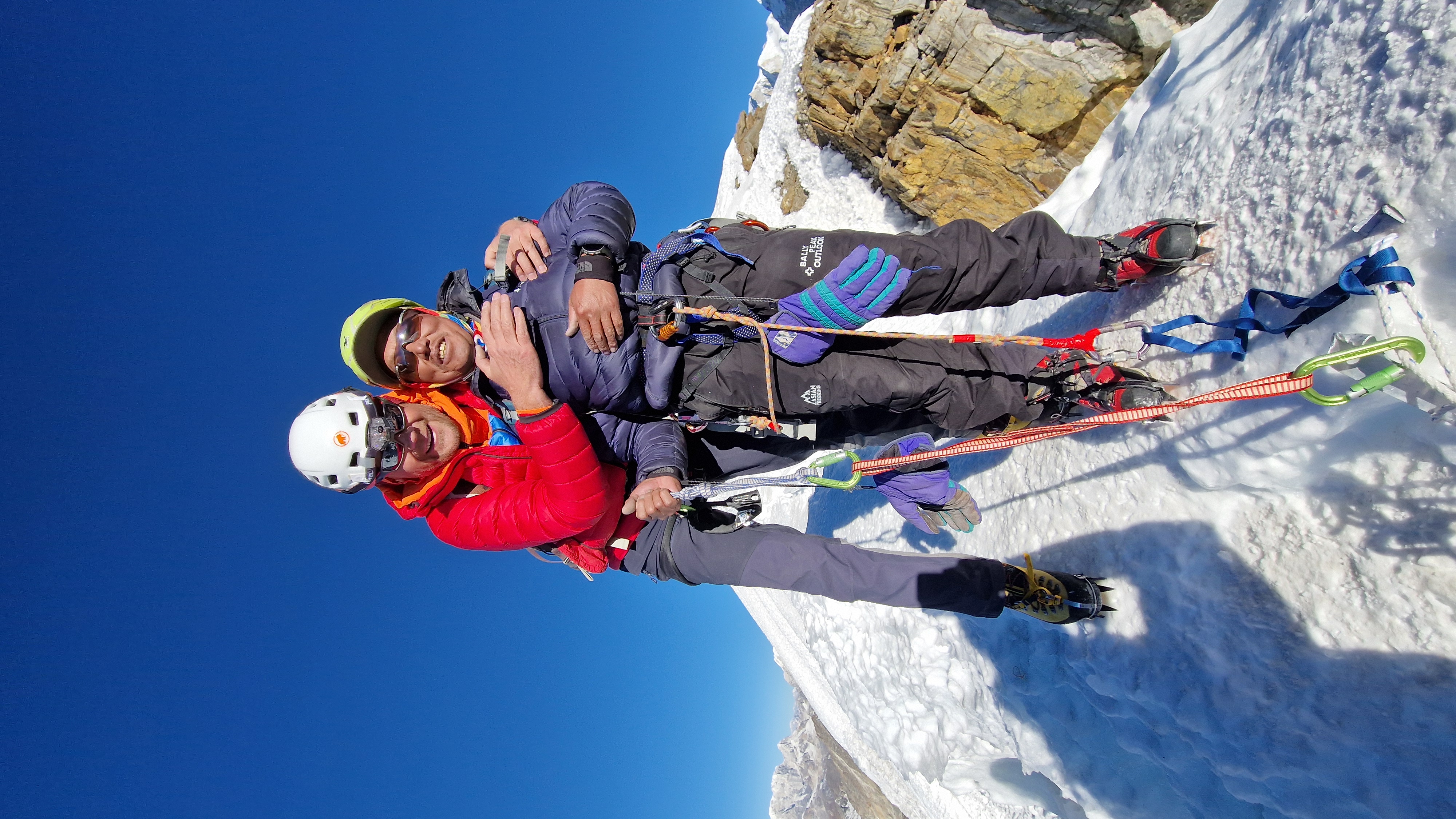 Prieka eiforija par uzkāpšanu tehniskajā Lobuche East (6119 m) virsotnē Nepālā