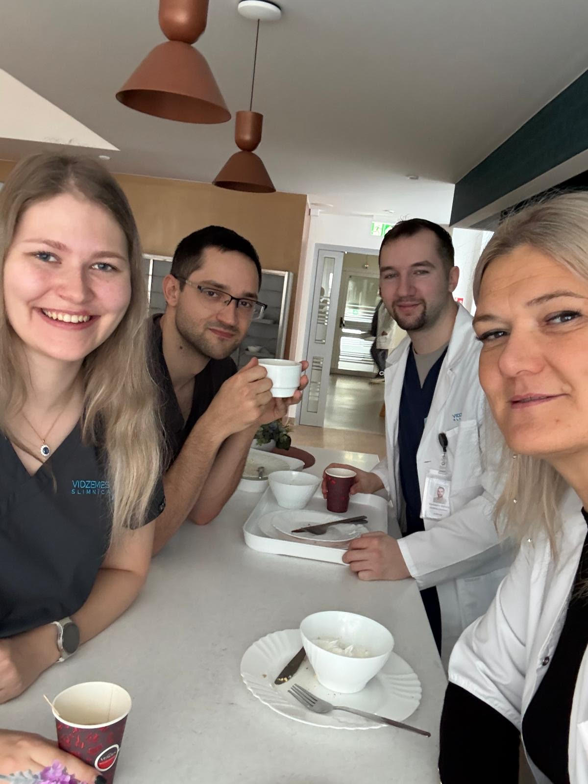 Brokastis ar rezidentiem — (no kreisās): Krista Daniela, Kristaps, Vladislavs