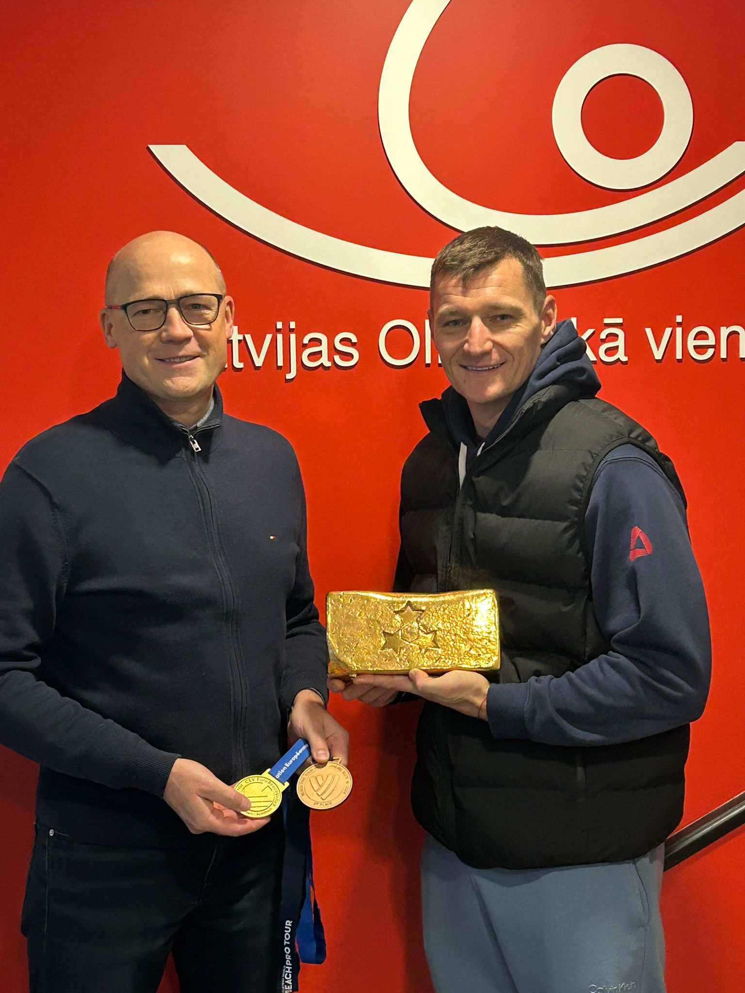 Milzīgu gandarījumu dod izārstēto sportistu panākumi. Kopā ar Eiropas čempionu pludmales volejbolā Mārtiņu Pļaviņu