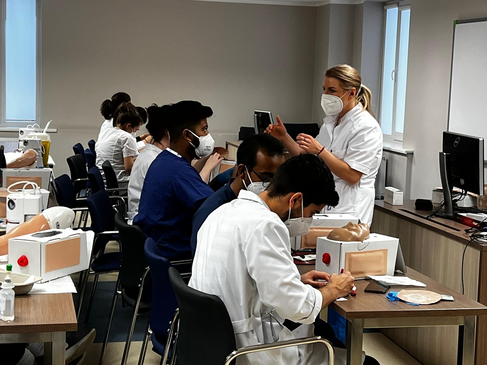 Medicīnas studenti no dažādām kultūrām apgūst stomu aprūpi praktiskā nodarbībā