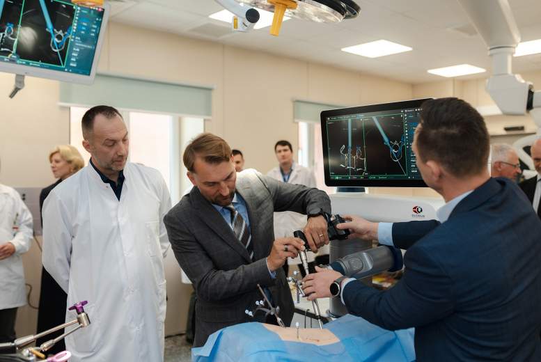 Traumatoloģijas un ortopēdijas slimnīcā atklāj modernu mugurkaula operāciju zāli