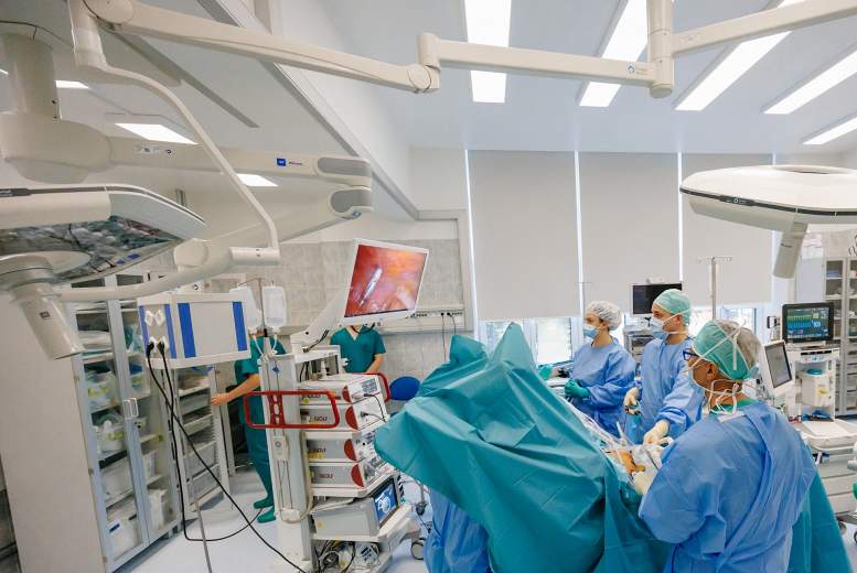 Pasaules līmeņa eksperti dalās pieredzē Stradiņa slimnīcas konferencē par endometriozes ārstēšanu