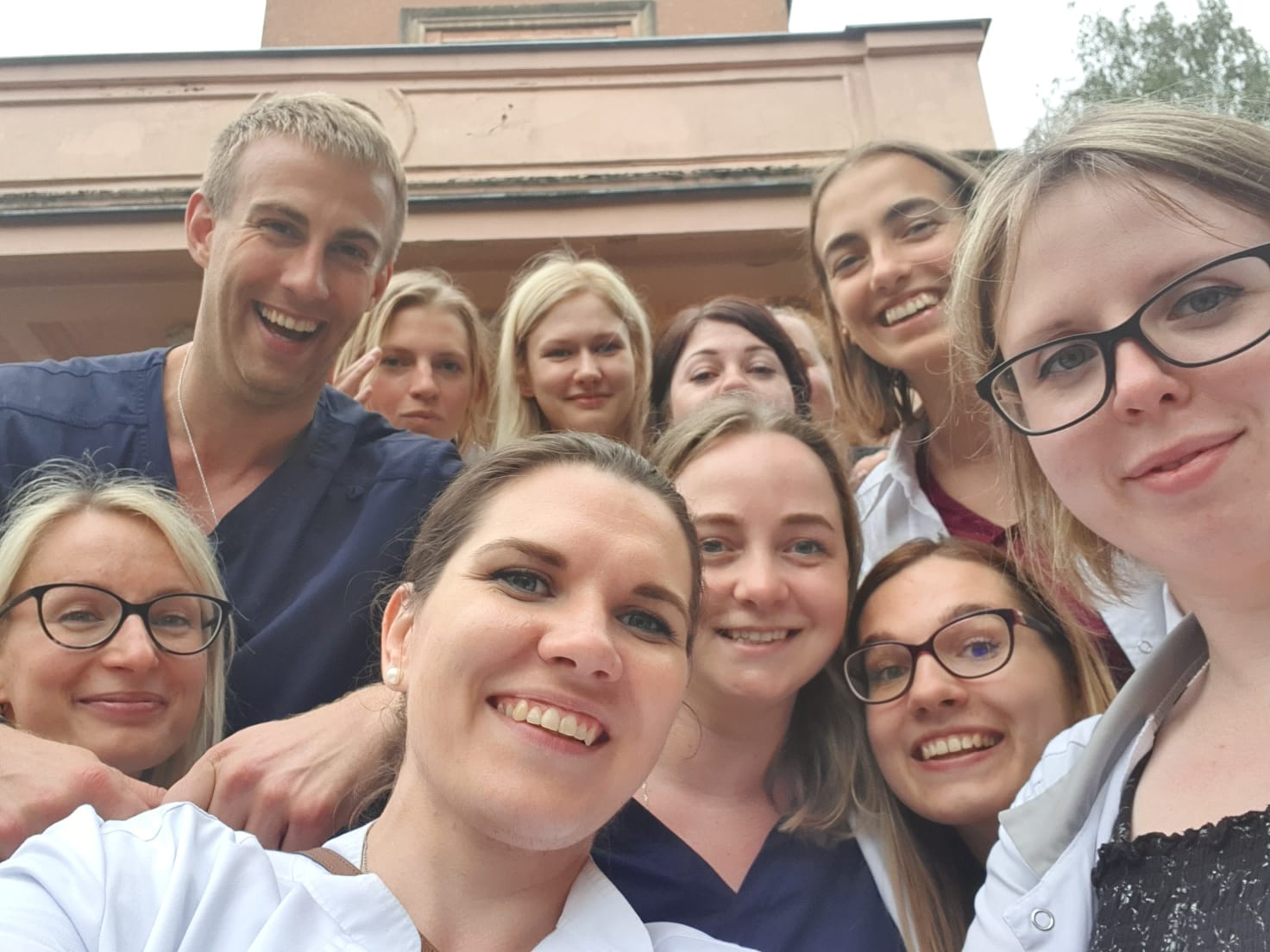 Smaidīgie P. Stradiņa KUS Neiroloģijas klīnikas ārsti, kad tikko evakuēta visa nodaļa