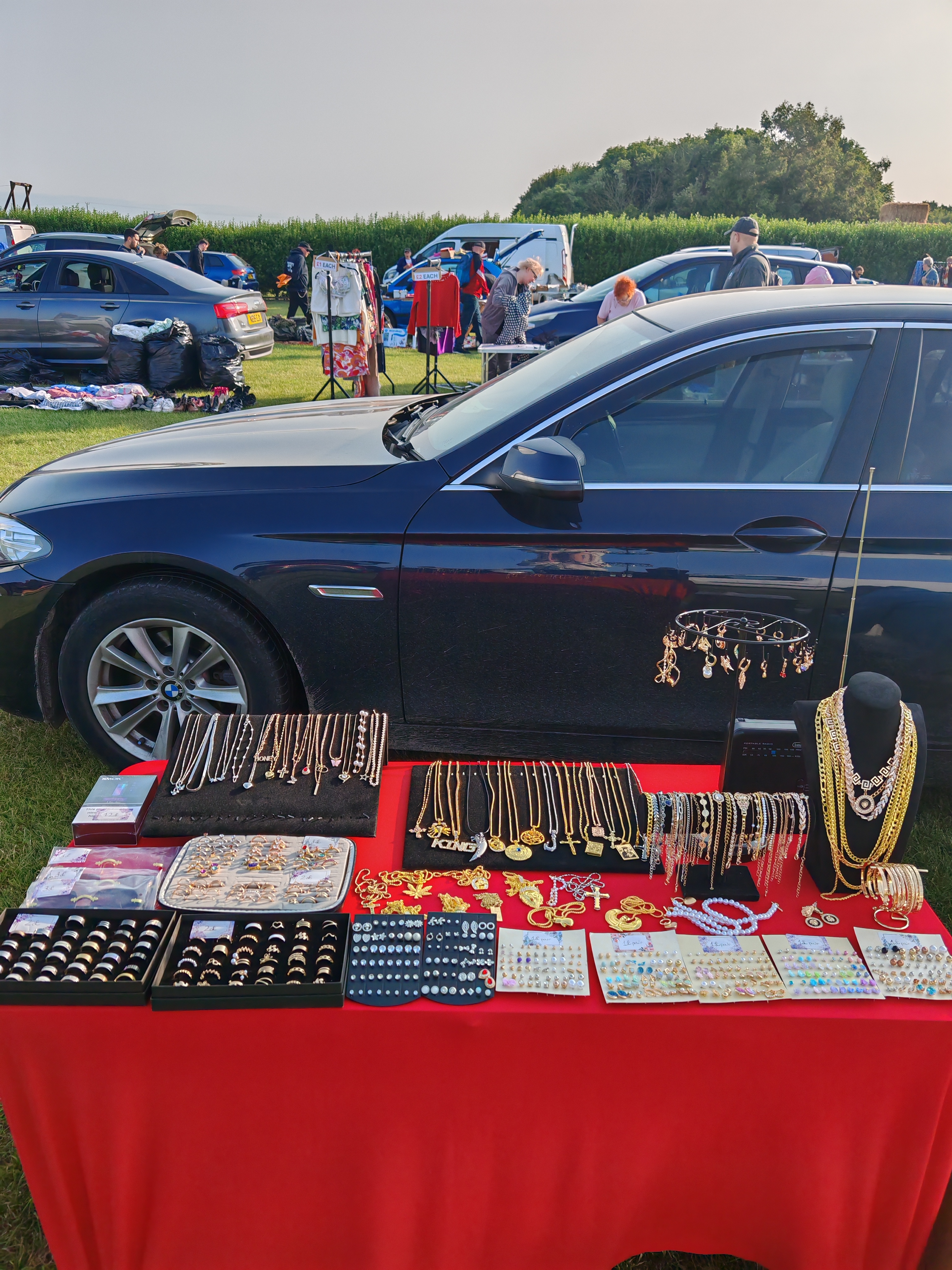 Ģimenes kopīgā atpūta. Dodamies uz car boot sale — lielu brīvdabas tirgu ārpus pilsētas, kur pārdodam dažādas rotaslietas