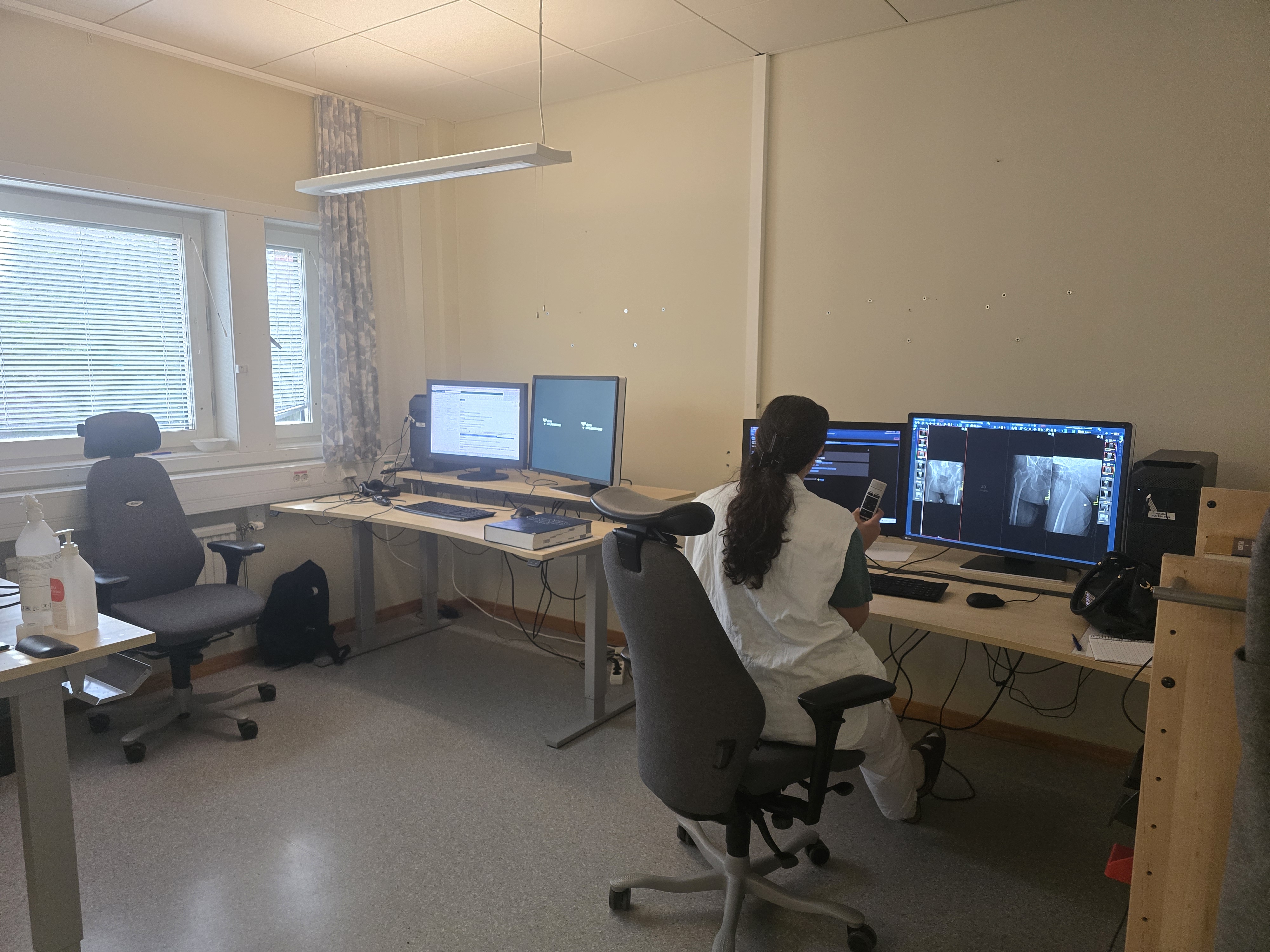 Darba stacijas, kur tiek aprakstīti akūto pacientu izmeklējumi. Attēlā rezidente, kas ir atbildīgā pusdienu pārtraukumā