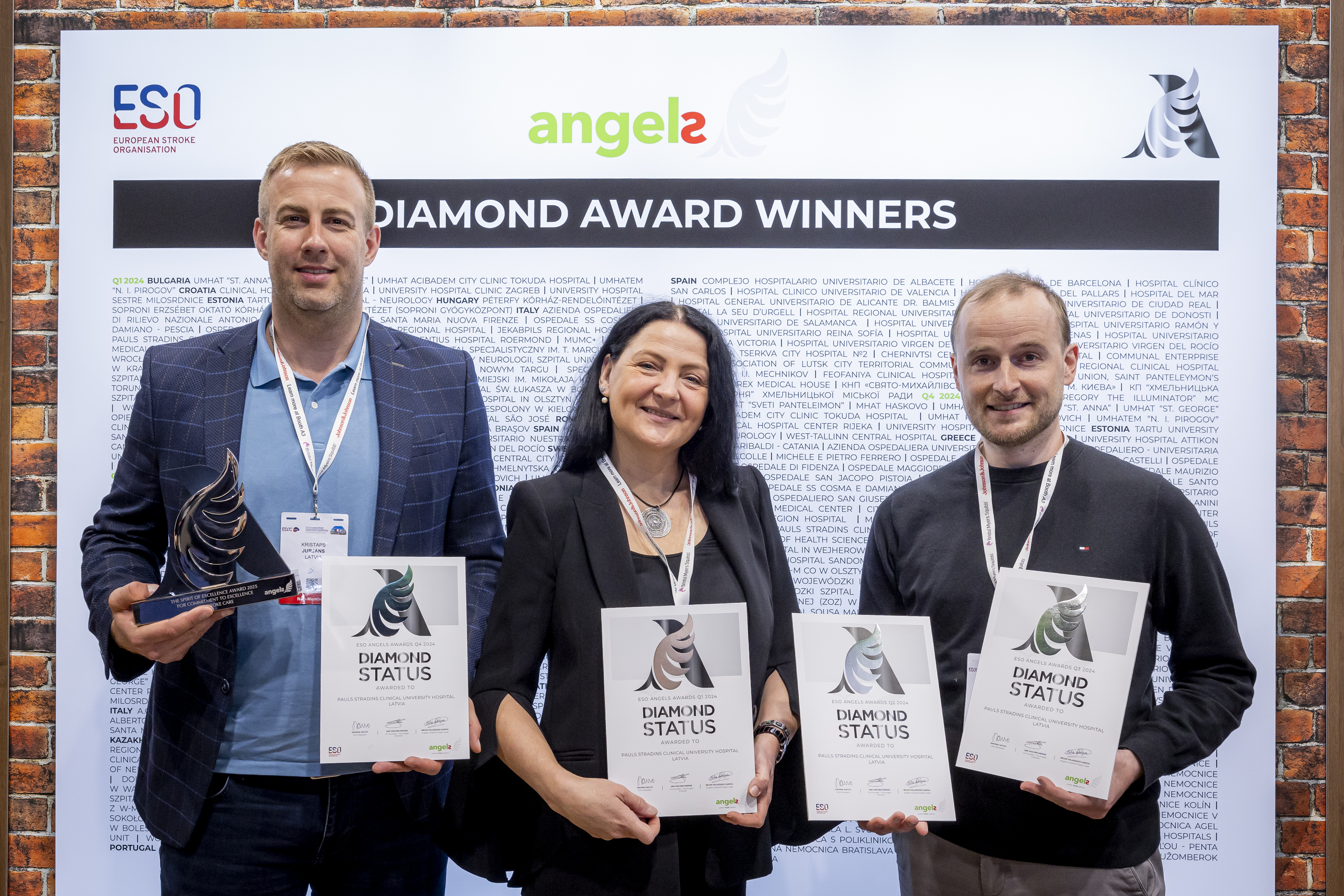 2025. gada Eiropas Insulta asociācijas kongress, saņemot četrus dimanta apbalvojumus, kā arī Spirit of excelence award, kopā ar asoc. prof. Eviju Miglāni un Dr. Jāni Vētru