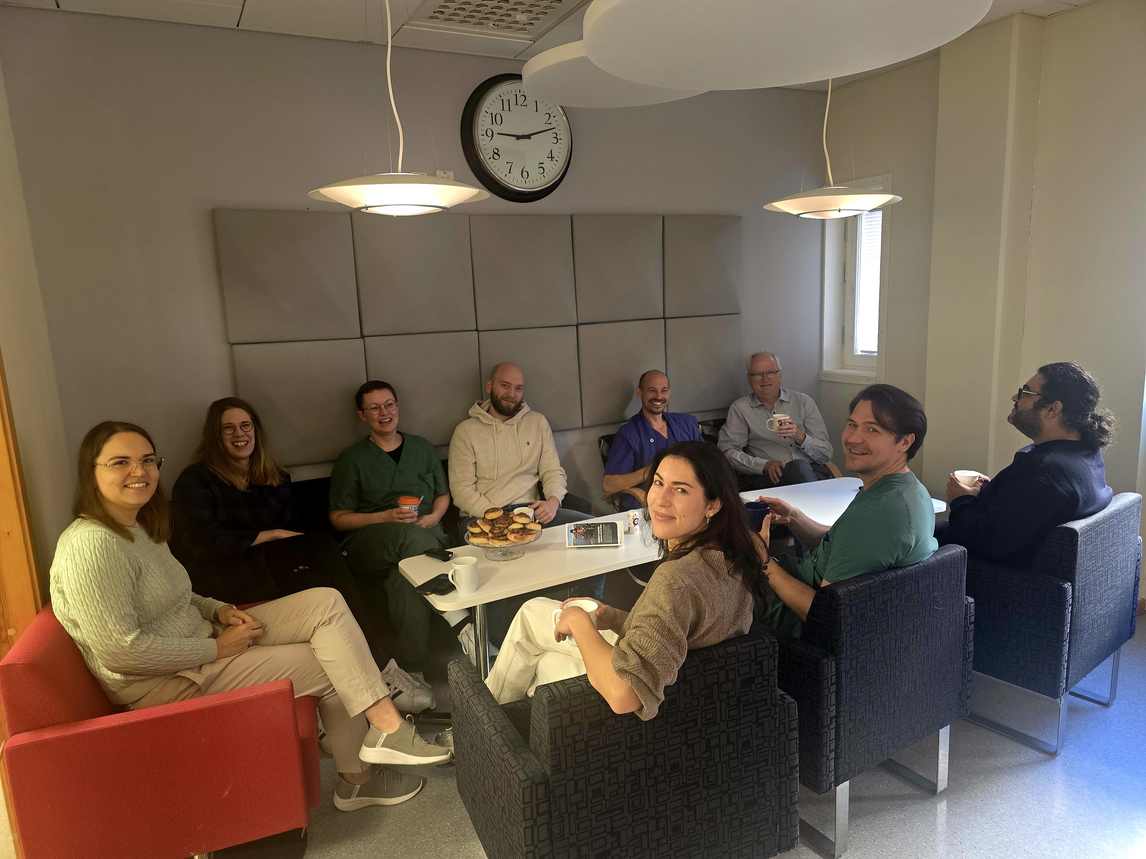 3. oktobris darbā (dienu pirms kanēļmaizīšu dienas, fika ar kolēģiem un kanēļmaizītēm)