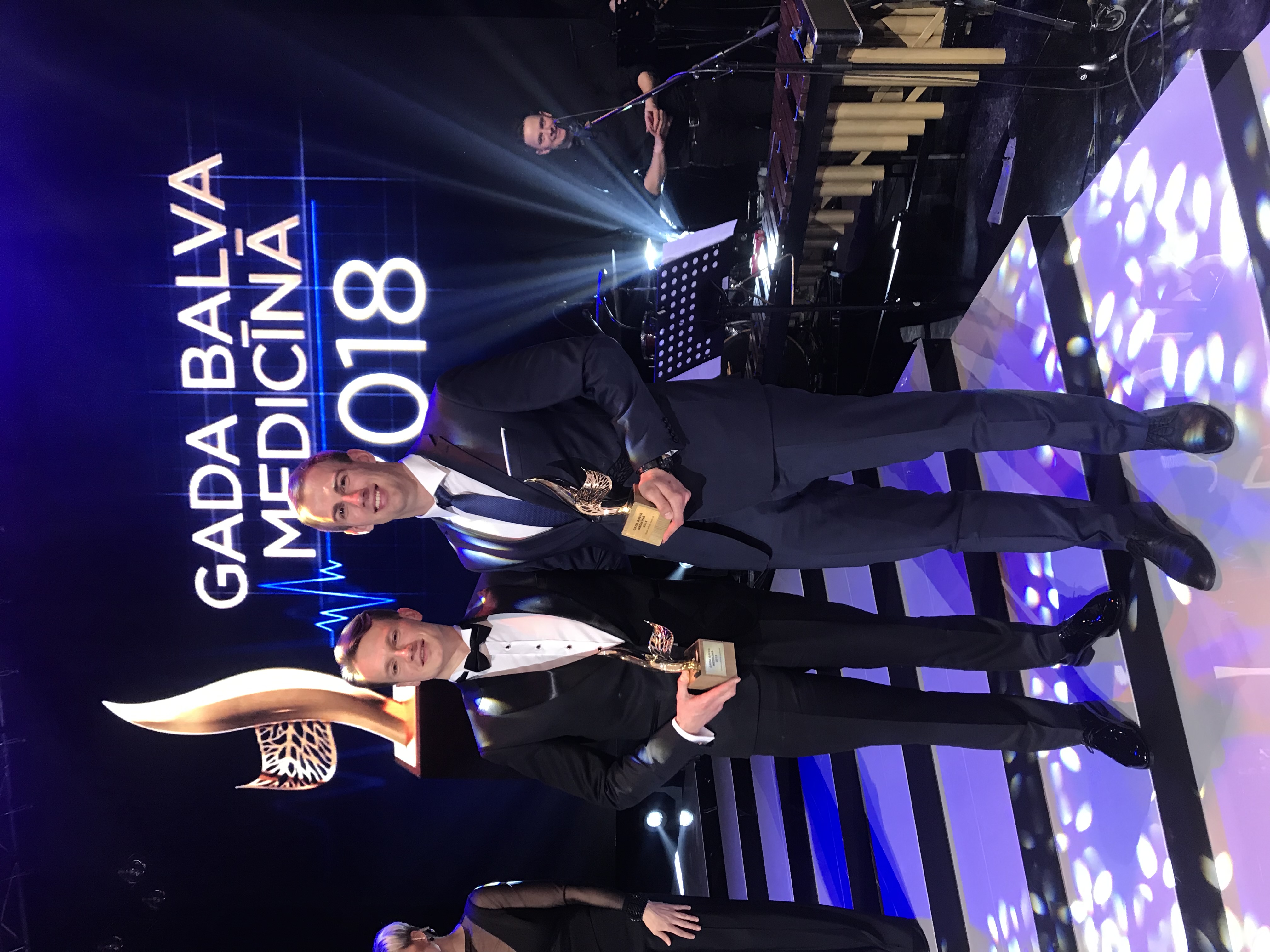 Vienas studiju grupas biedri iegūst divas gada balvas medicīnā — mikroķirurgs Dr. med. Jānis Zariņš un neirologs Dr. med. Kristaps Jurjāns