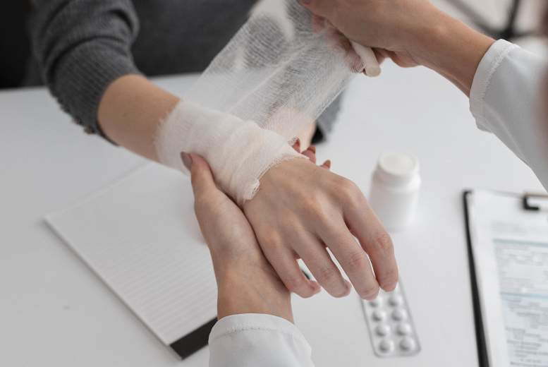 Brūču aprūpe. No psiholoģiska atbalsta līdz pārsējiem